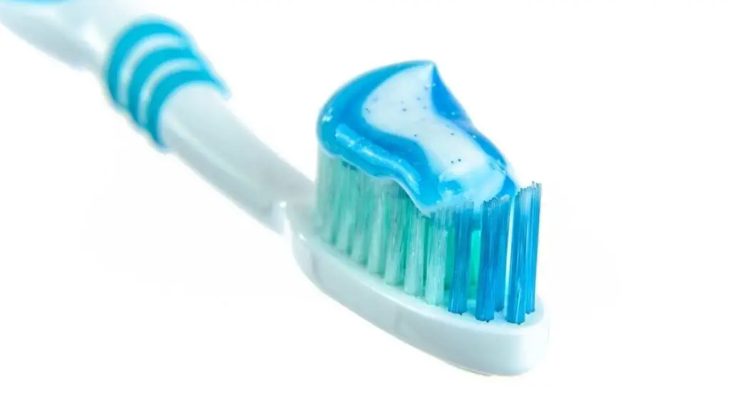 Tooth-brushing-mistakes-you-do
